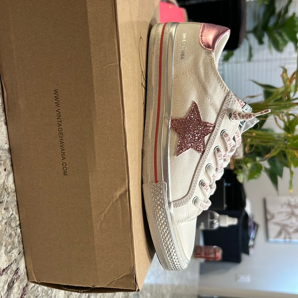 Pink and white Vintage Havana  size 9 - new with tags and box - make an offer!